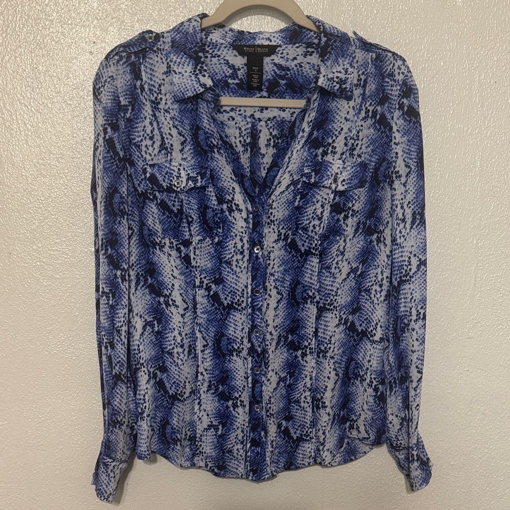 White House Black Market 100% Silk Blue Snakeskin Print Button Up Blouse Size 6
